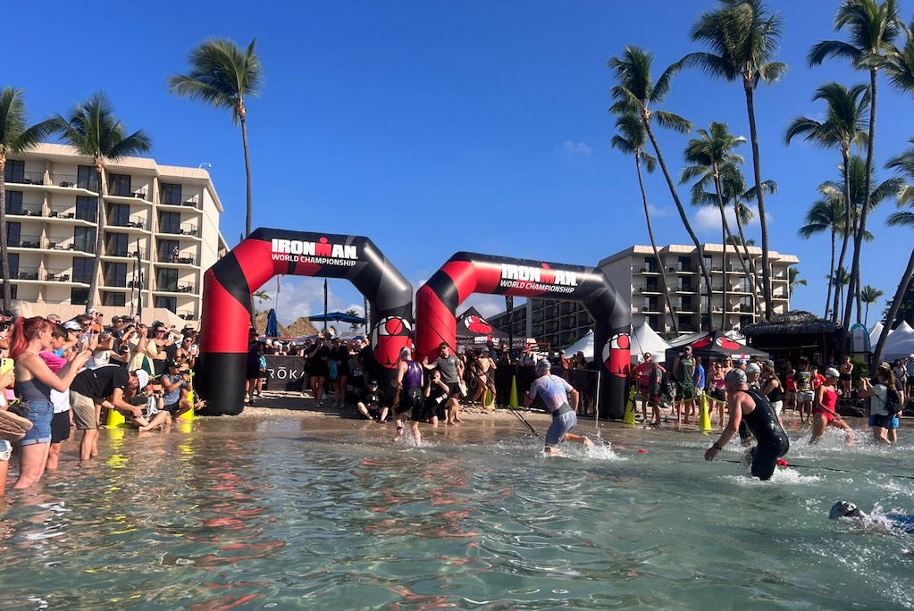 Georgia Taylor Brown als eerste over de streep in de Ho'Ala Swim in Kona (foto: 3athlon.be/Arno Meeusen)