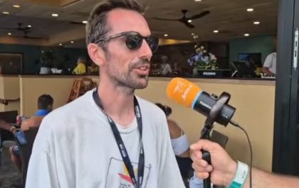 Glenn Poleunis, coach van Ironman wereldkampioen Vincent Luis, in gesprek met 3athlon.be in Kona (foto: 3athlon.be)