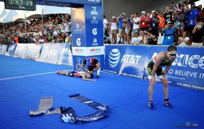 Henri Schoeman in de WTCS Grand Final in Cozumel met aan de finish de ingestorte Jonny Brownlee (foto; World Triathlon/Janos M. Schmidt)
