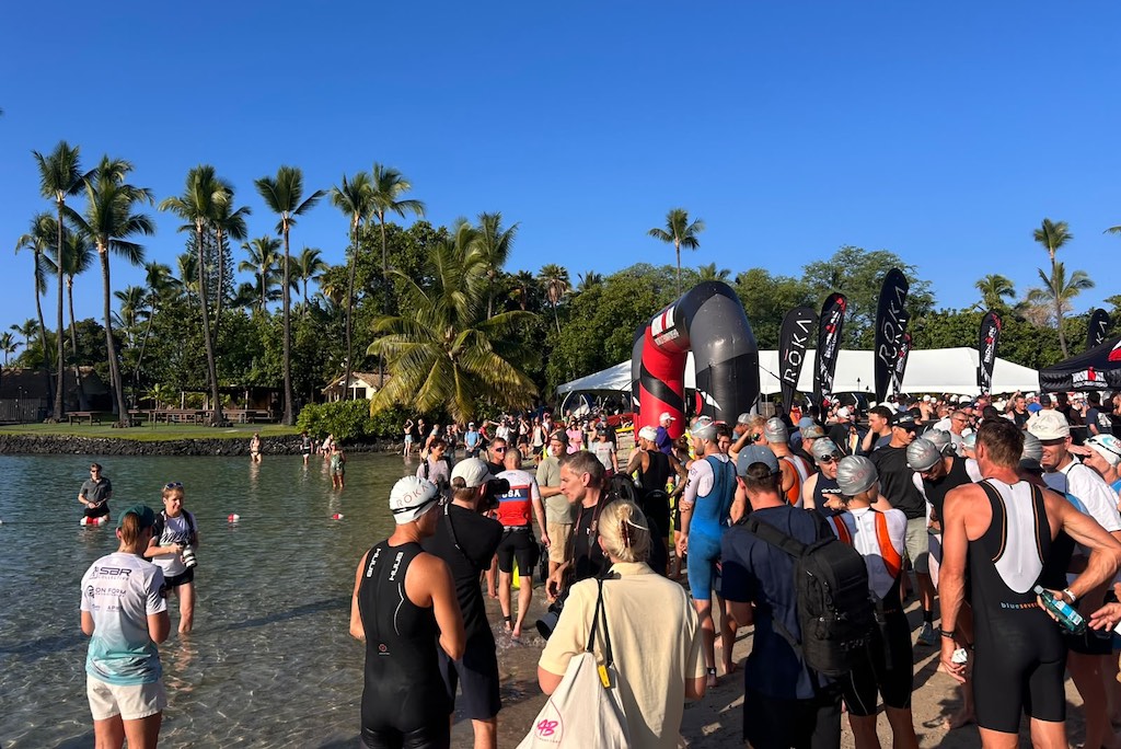Gezellige drukte voor de start van de Ho'Ala Swim in Kona (foto: 3athlon.be/Arno Meeusen)