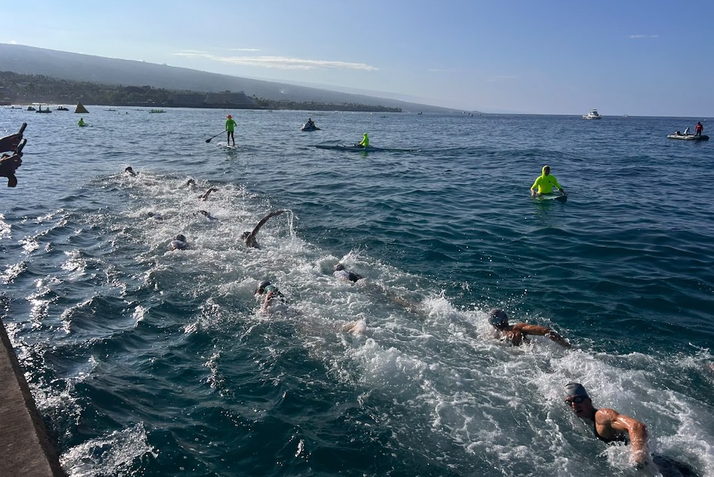 Het mannenveld op een lint getrokken in de Ho'Ala Swim in Kona (foto: 3athlon.be/Arno Meeusen)