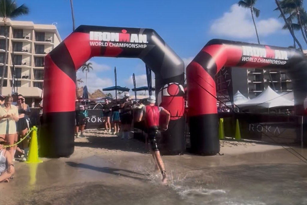 Jonas De Wachter aan de finish van de Ho'Ala Swim in Kona (foto: 3athlon.be/Arno Meeusen)