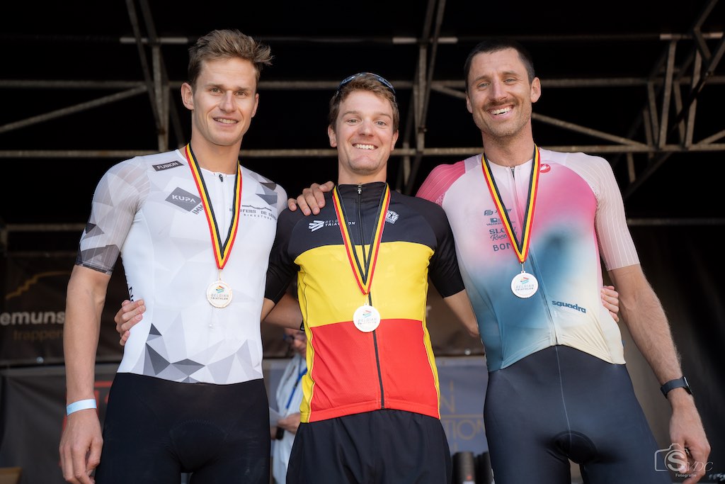 Jonathan Wayaffe met Michiel Stockman (l) en Jan Petralia (r) op het podium van het BK long distance duatlon (foto: Stijn Vandecapelle)