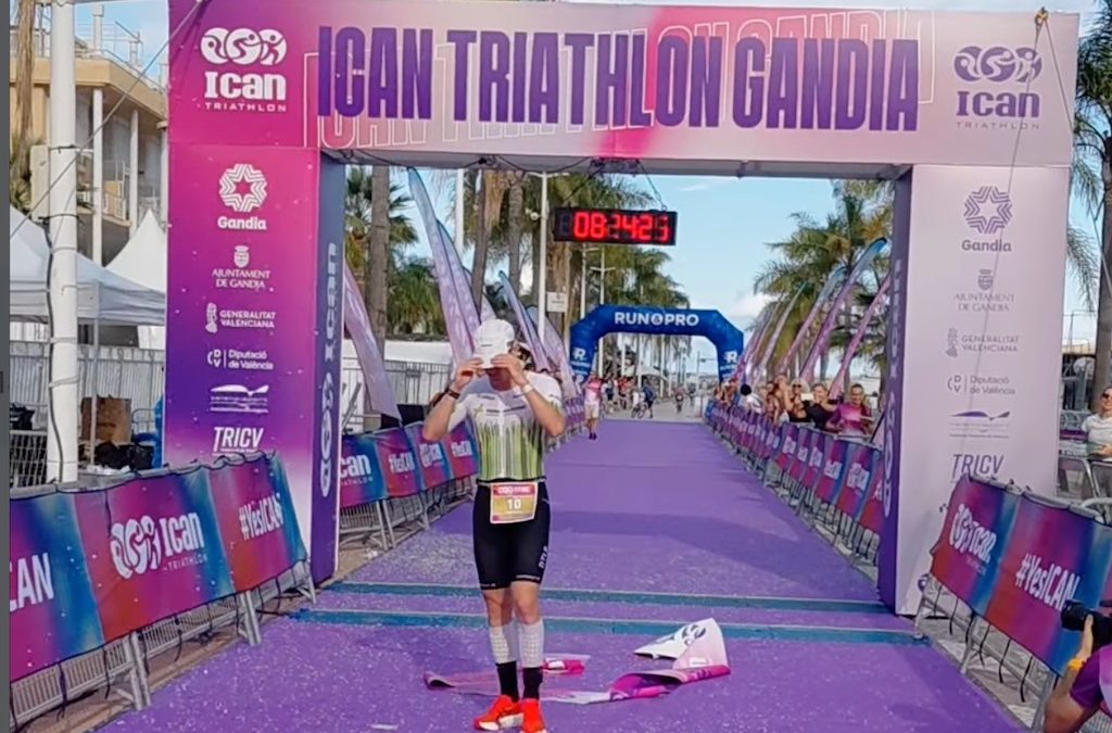 Julian Nicolaes wint ICAN Gandia triatlon bij debuut op volledige afstand
