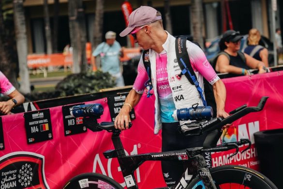 Marten Van Riel checkt zijn Trek fiets in op het WK Ironman in Kona, check ook het foute vlagje bij zijn naam (foto: Marten Van Riel/Juliette Duquesne)