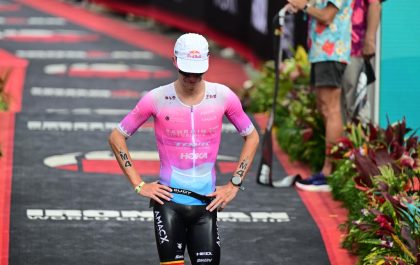 Marten Van Riel helemaal kapot aan de finish van het WK Ironman in Hawaii (foto: 3athlon.be/Jim De Sitter)