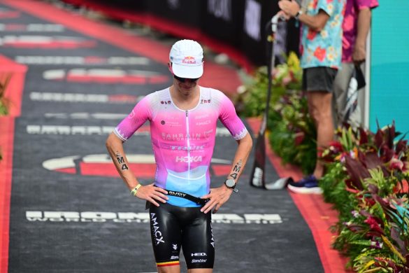 Marten Van Riel helemaal kapot aan de finish van het WK Ironman in Hawaii (foto: 3athlon.be/Jim De Sitter)