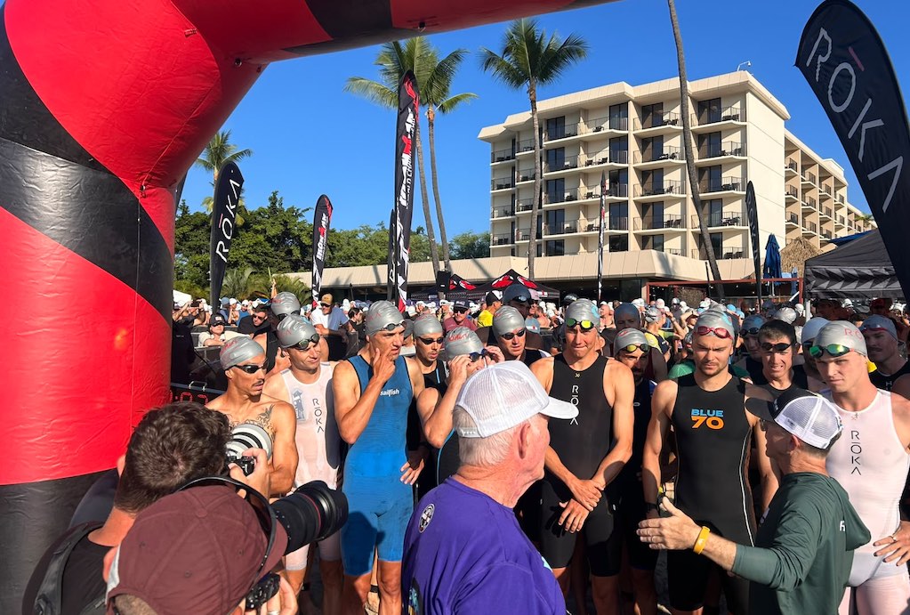 Marten Van Riel links naast Vincent Luis aan de start van de Ho'Ala Swim in Kona (foto: 3athlon.be/Arno Meeusen)