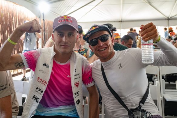 Marten Van Riel en Kristian Blummenfelt bij de persconferentie van het WK Ironman in Hawaii (foto: 3athlon.be/Jim De Sitter)