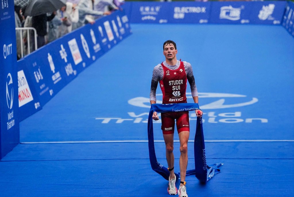 Max Studer wint de World Cup triatlon van Peking (foto: World Triathlon)