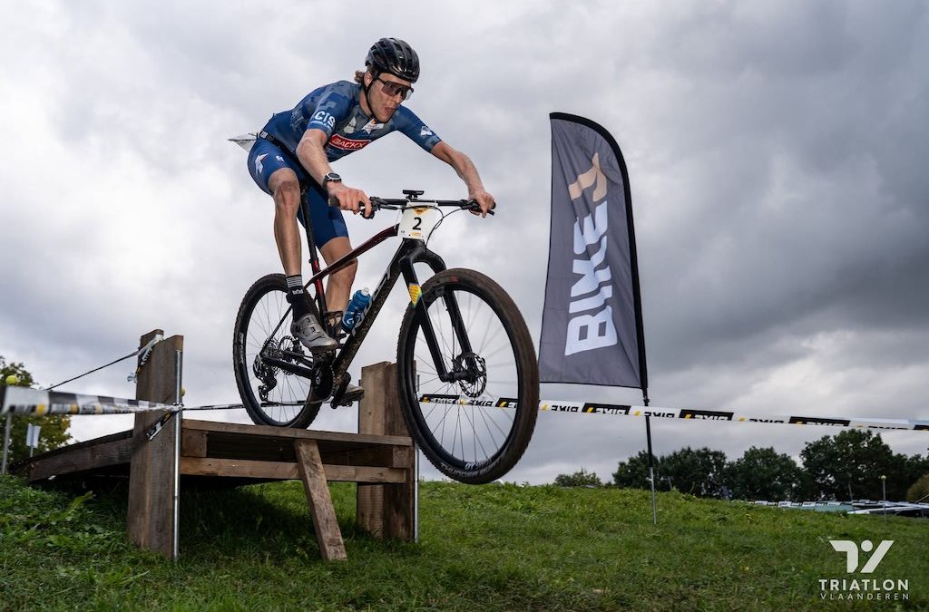 Nick Peers domineert Strongman cross-duatlon, Birgit Massagé klopt Christine Verdonck in Geel