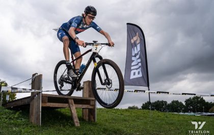 Nick Peers aan kop in de Strongman duatlon in Geel (foto: Triatlon Vlaanderen)