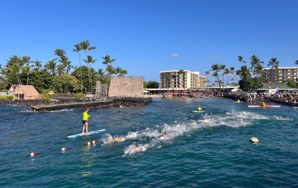 Start van de pro mannen in de Ho'Ala Training Swim in Kona (foto: 3athlon.be/Arno Meeusen)