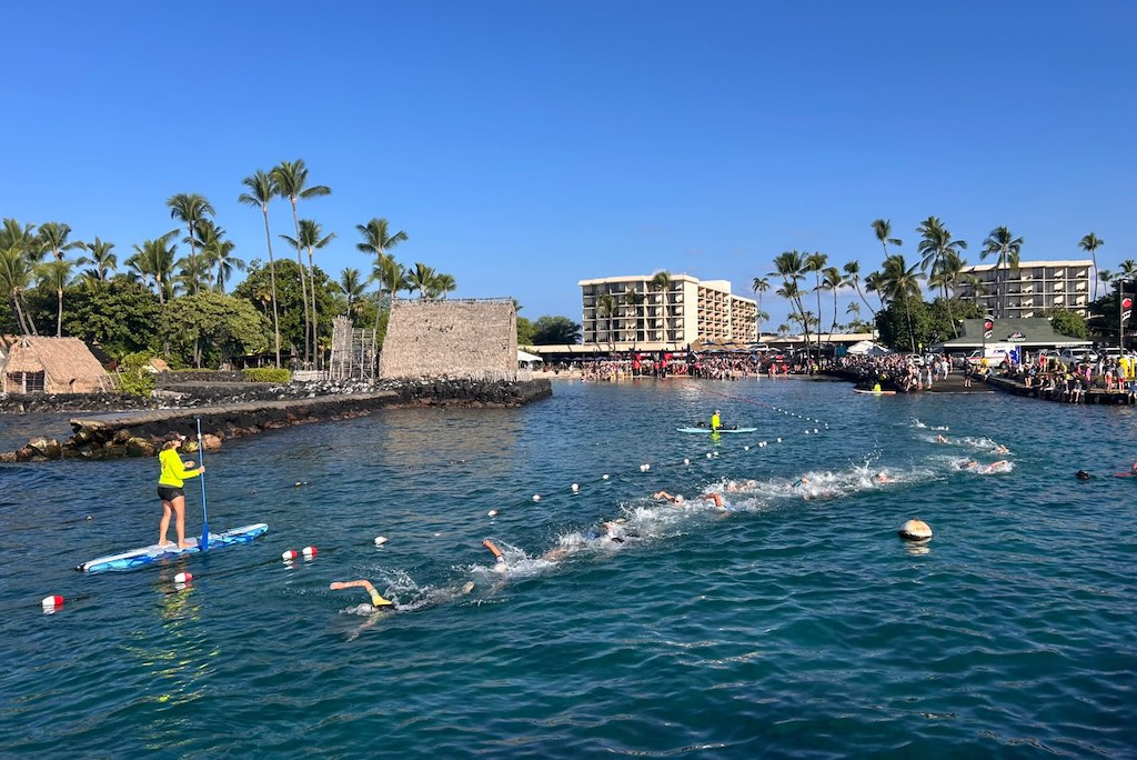 Start van de vrouwen in de Ho'Ala Swim in Kona (foto: 3athlon.be/Arno Meeusen)