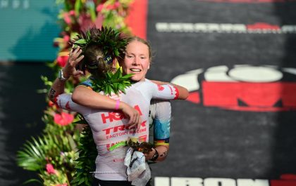 Taylor Knibb vangt Solveigh Lovseth op aan de finish in het WK Ironman Hawaii (foto; 3athlon.be/Jim De Sitter)
