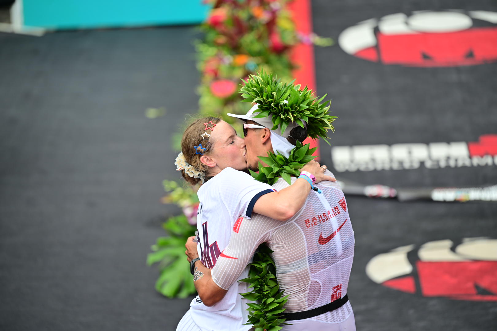 Vincent Luis viert zijn wereldtitel in het WK Ironman Hawaii met vriendin Georgia Taylor-Brown (foto; 3athlon.be/Jim De Sitter)