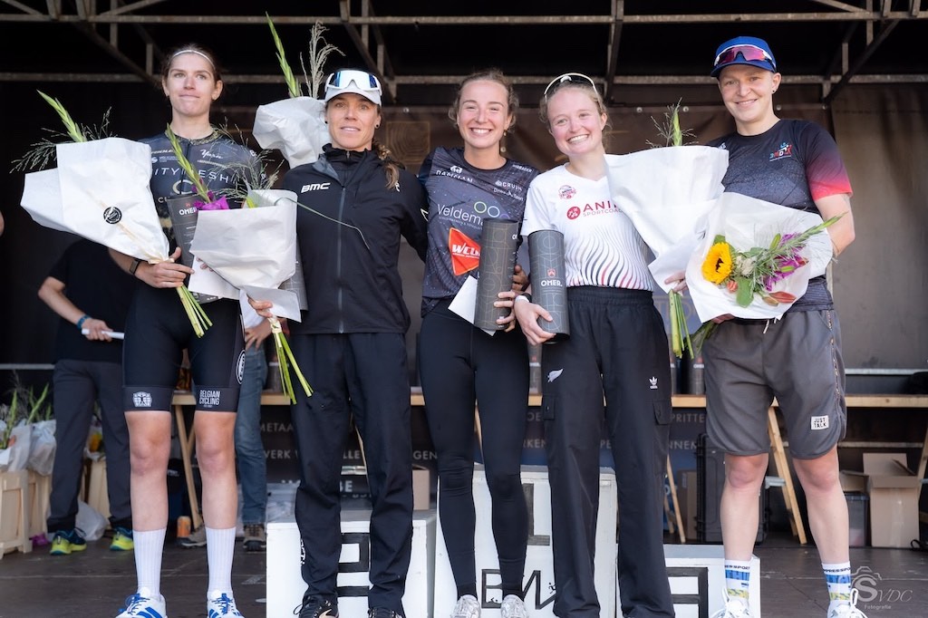 Het vrouwenpodium van het BK long distance duatlon met centraal kampioene Camille Roman (foto: Stijn Vandecapelle)