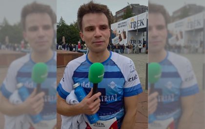 Wijnand Meeus aan de microfoon bij Running.be na de Antwerp Marathon (foto; screenshot 3athlon.be)