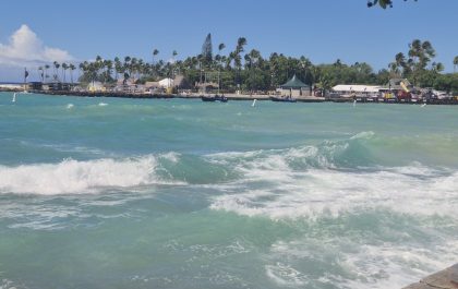 Stevige golven en schuimkoppen op het zwemparcours van het WK Ironman in Hawaii (foto; 3athlon.be)