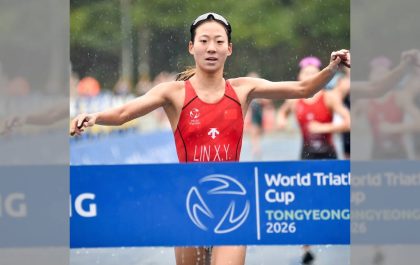 Xinyu Lin wint de World Cup triatlon van Tongyeong (foto: World Triathlon)