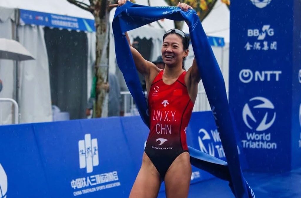 Max Studer en Xinyu Lin winnen uitgeregende World Cup triatlon in Peking