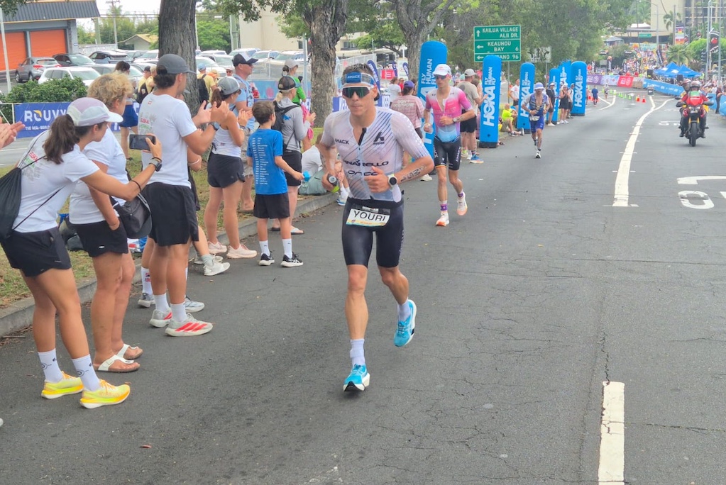 Youri Keulen gaat voorbij Marten Van Riel op Palani Road in het WK Ironman Hawaii (foto; 3athlon.be/Hans Cleemput)